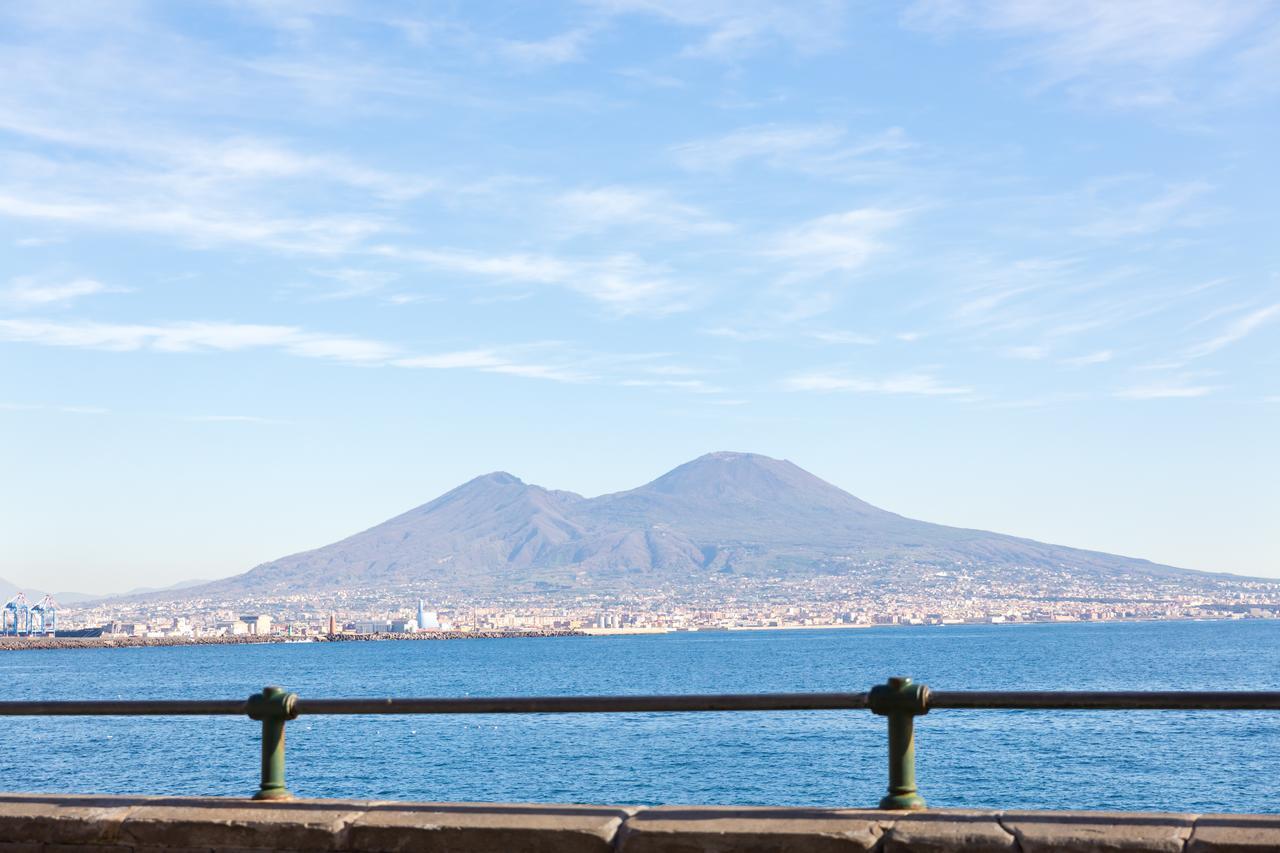 Vecchia Napoli - Santa Lucia Apartment Luaran gambar