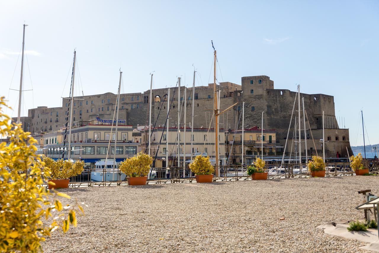 Vecchia Napoli - Santa Lucia Apartment Luaran gambar