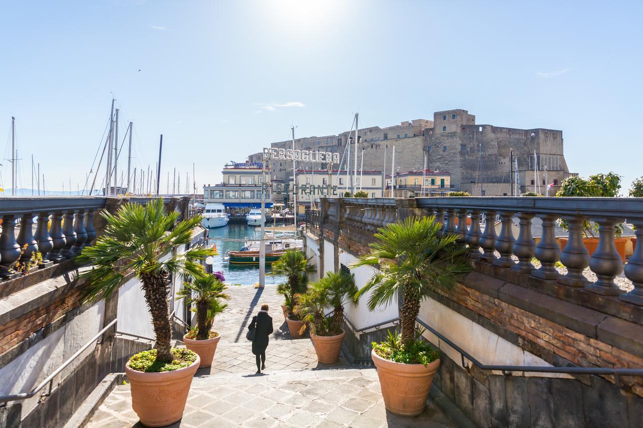 Vecchia Napoli - Santa Lucia Apartment Luaran gambar